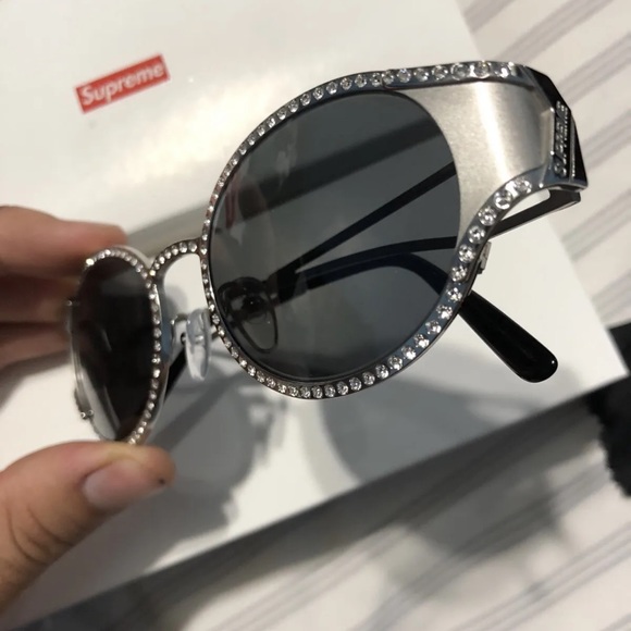 Supreme - Picture 4 of 12